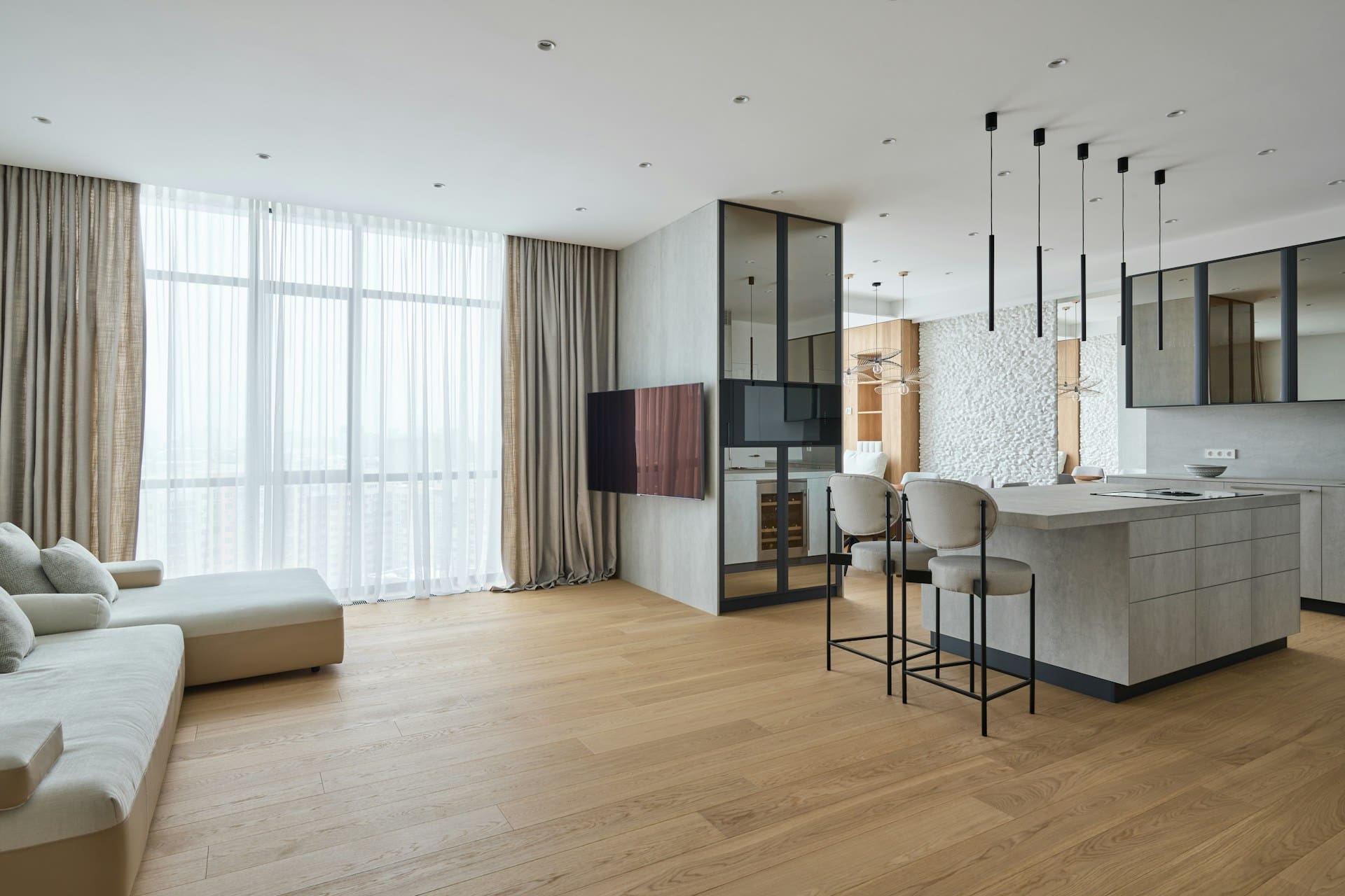 Moderner Wohnraum mit stilvollem Designboden in Holzoptik für eine edle und warme Atmosphäre.