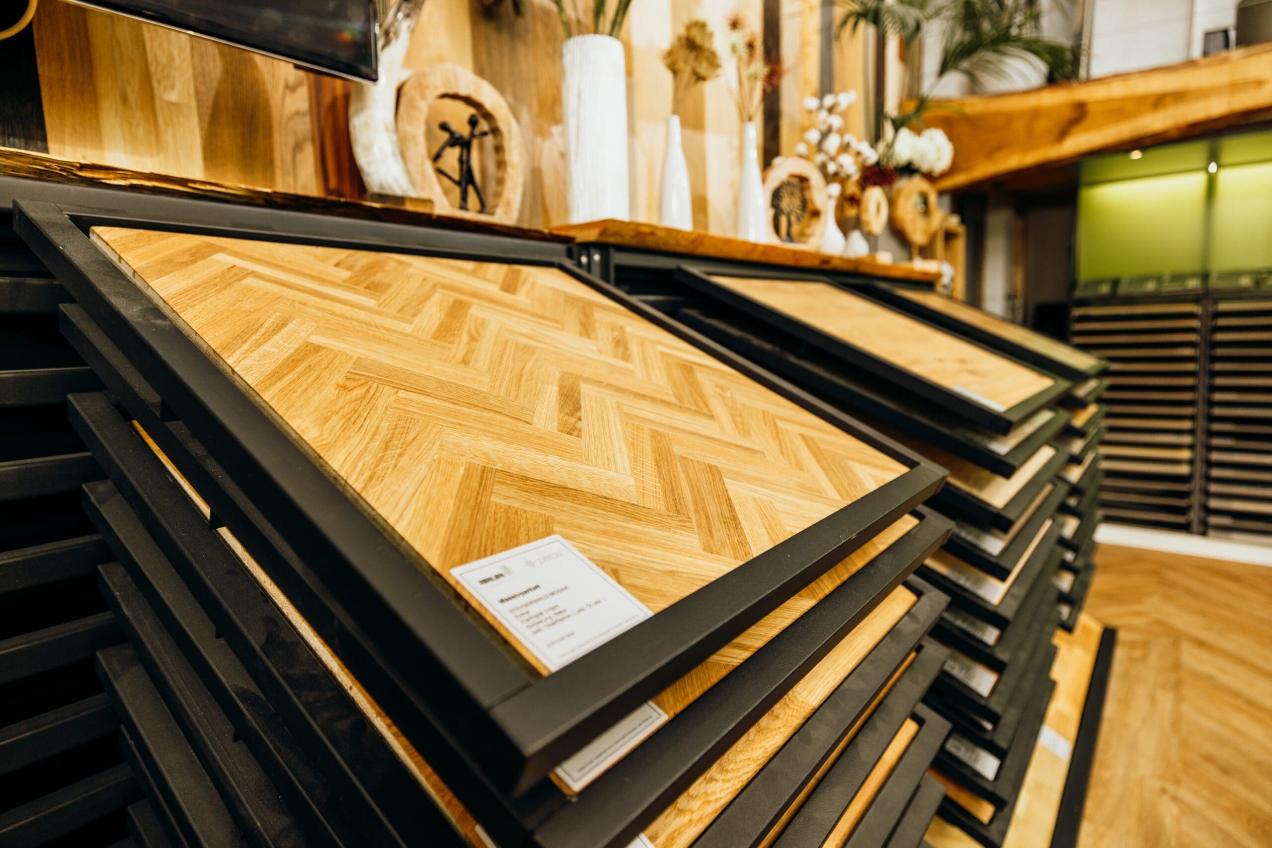 Auswahl an Parkettmustern im Showroom von Zierau Parkett in Aschheim bei München – verschiedene Holzarten und Verlegemuster wie Fischgrät und Landhausdiele