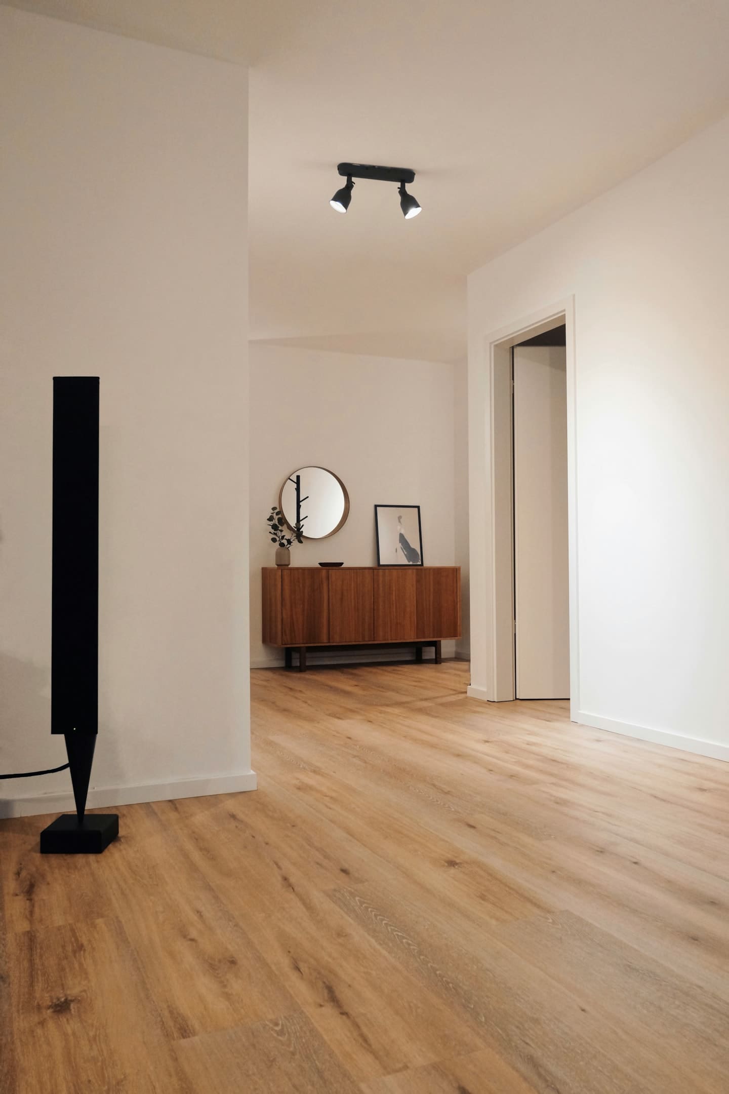 Moderner Wohnraum mit hell verlegtem Eichenparkett – stilvolle und wohnliche Atmosphäre durch natürliche Parkettböden von Zierau Parkett München