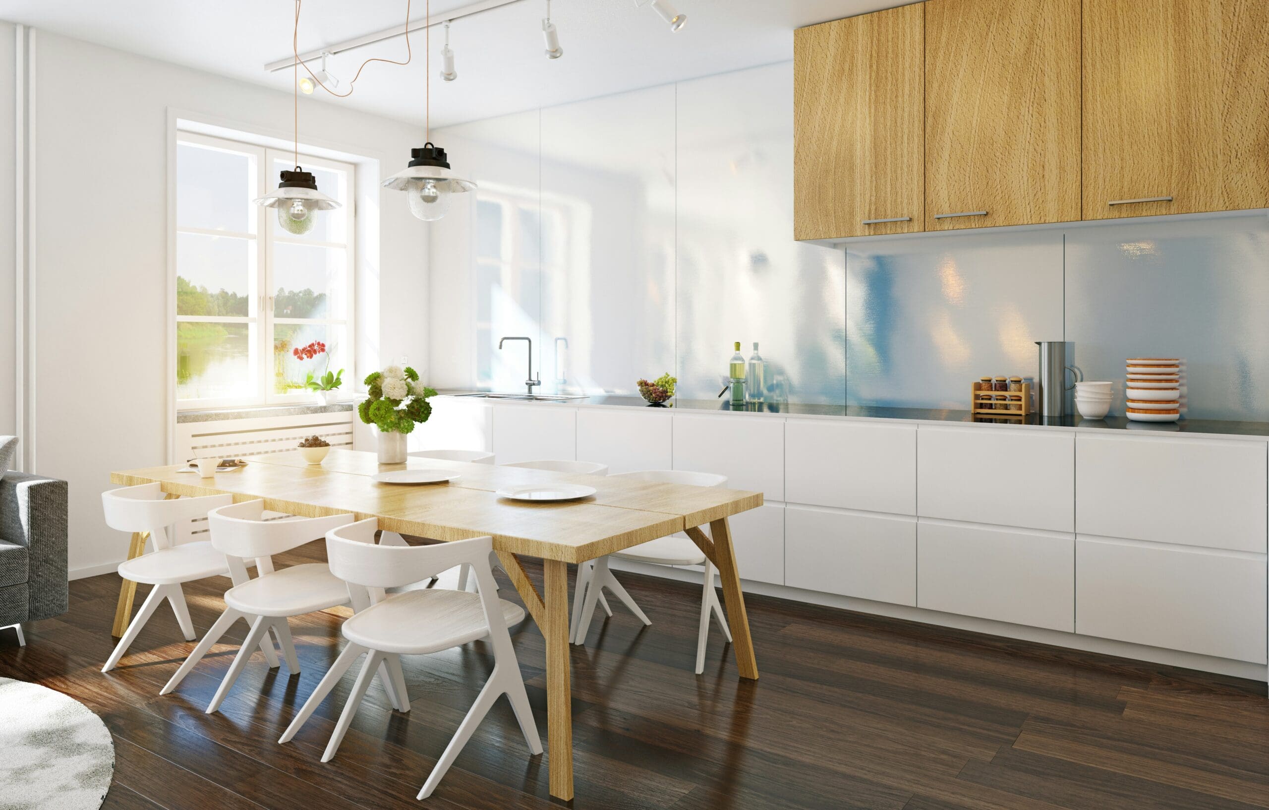 Helle Wohnküche mit dunklem Holzparkett, großem Holztisch und weißen Stühlen. Moderne Küchenschränke in Weiß und Holz – harmonische Verbindung von Boden, Möbeln und Einrichtung.