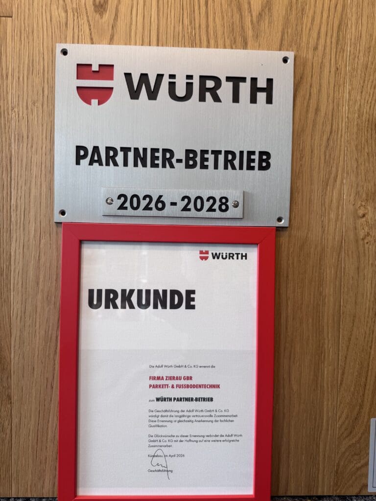 Urkunde und Schild des Würth Partner-Betriebs Zierau Parkett
